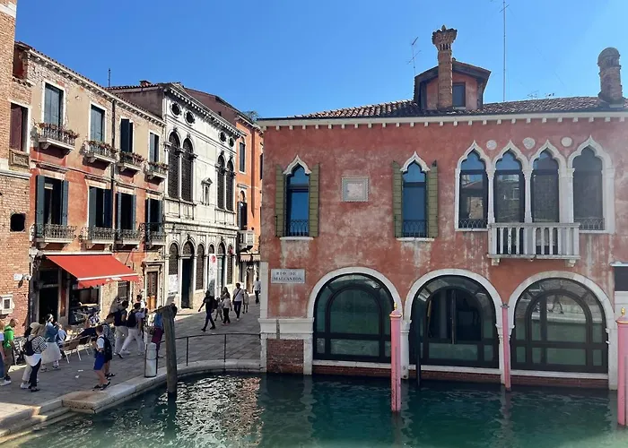Ca\'Dei Nonni Canal View